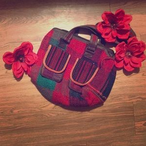 Knitted hand bag.